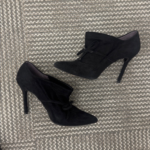 Stuart Weitzman Aohki Black Suede Bow Heels, size 7 - Picture 12 of 13